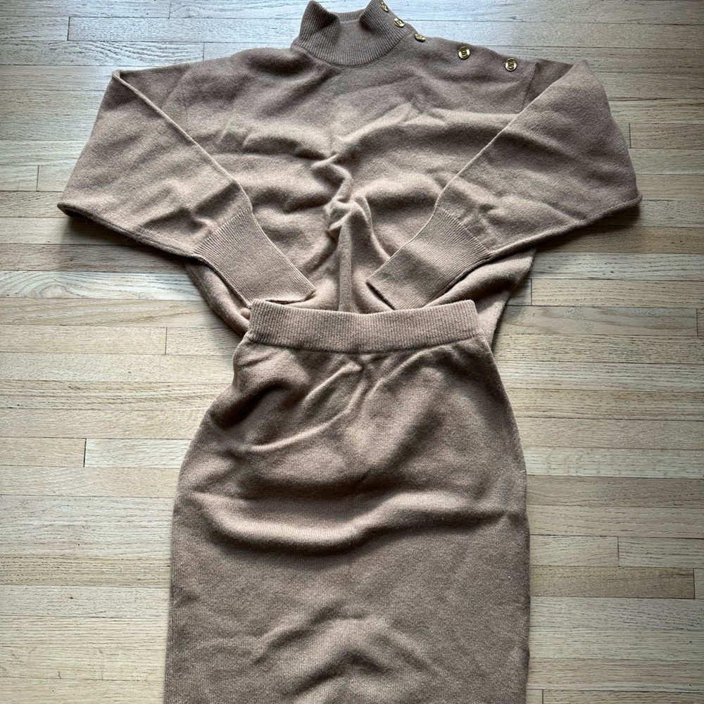 Elegant Brown Women's Sweater Set - Picture 6 of 16